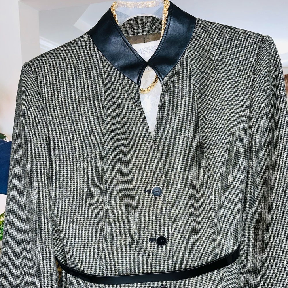 Tahari skirt suit size 12.  Belt not included